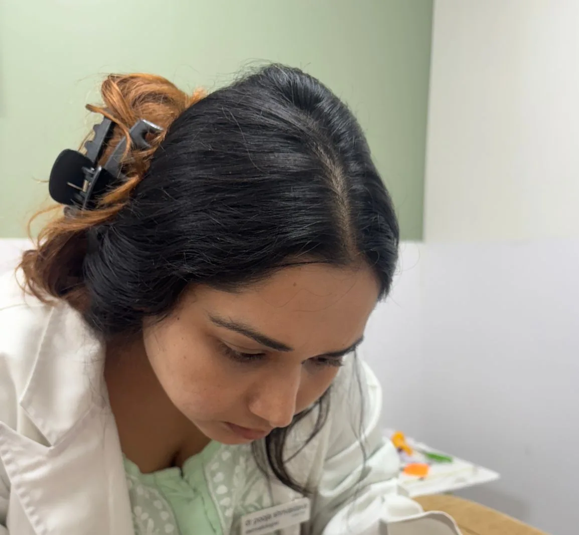 Dr. Pooja Shrivastava treating the brow area.